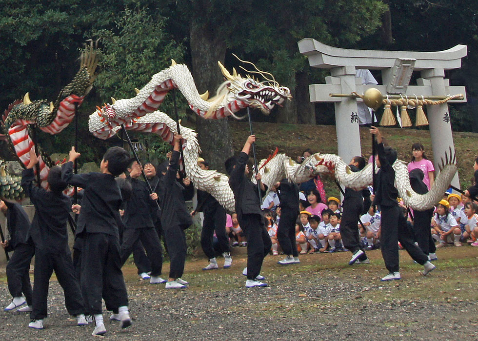 御厨供日的蛇舞（舞龙表演）